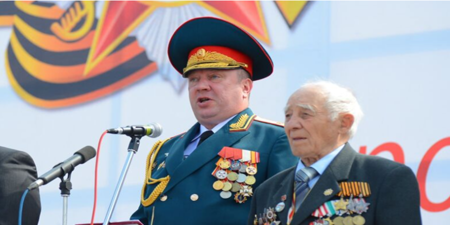 O antigo general russo Andrey Gurulyov (c), em 2013, com um veterano da II Guerra Mundial